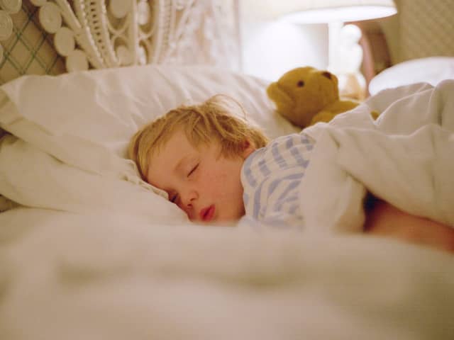 An expert shares 8 top tips on how to get your kids to sleep this summer. (Photo: Tim Graham/Getty Images)