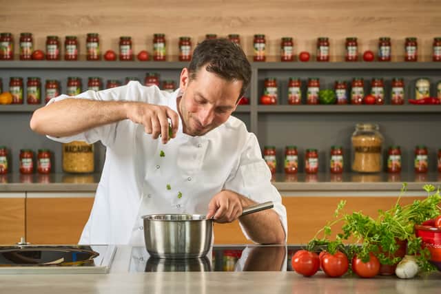 Dolmio's Chief Sauce Taster, Bart Kuzianik, is showing the nation how to make pasta sauce right.