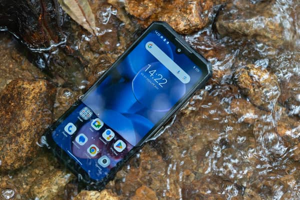 The Doogee S200 has amazing waterproofing and shock-proofing capabilities