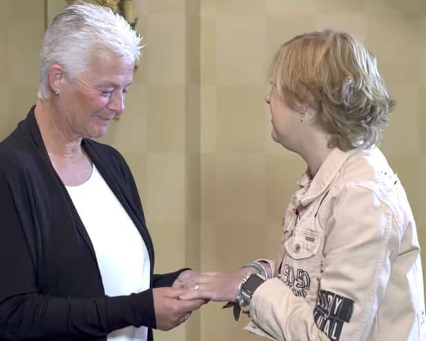 The moment Deborah Gosling, from Sheffield, met Corinne Hutton - the transplant patient who received her twin sister’s hands.