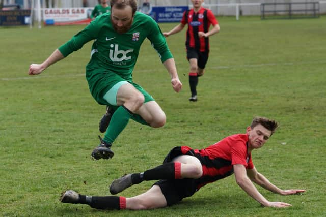 The match action is keenly contested in the midfield. Pic by Kevin Pert