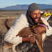 Men are keener to cosy up with their pet than women, research found (photo: Adobe)