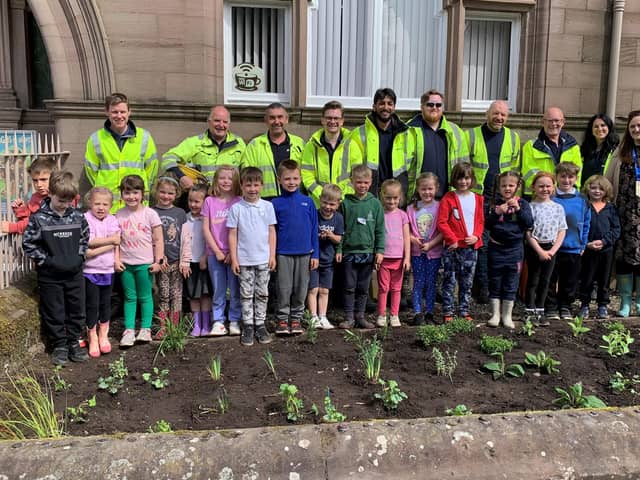 ​Volunteers from the SSEN/Balfour Beatty team with Andover pupils.